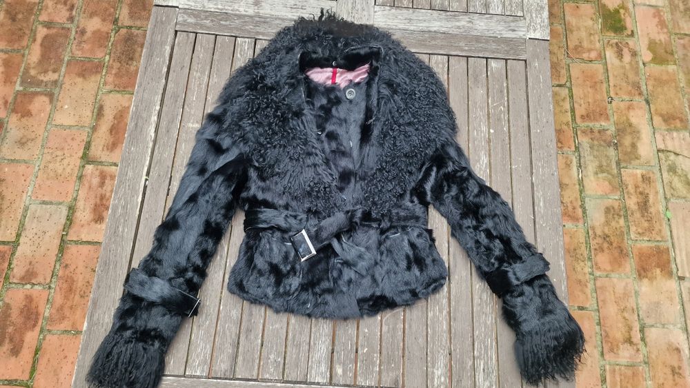 Casaco de pele verdadeira.