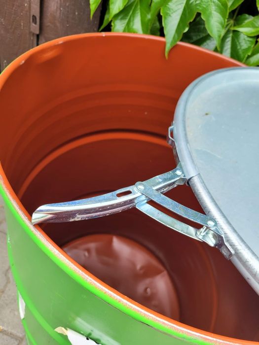 Beczka 200 l z pokrywą.