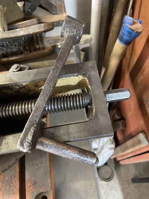 Винты для слесарных тисков