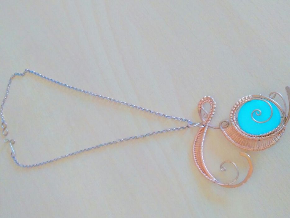 Colar com letra E. ,estilizada ,feito a mão