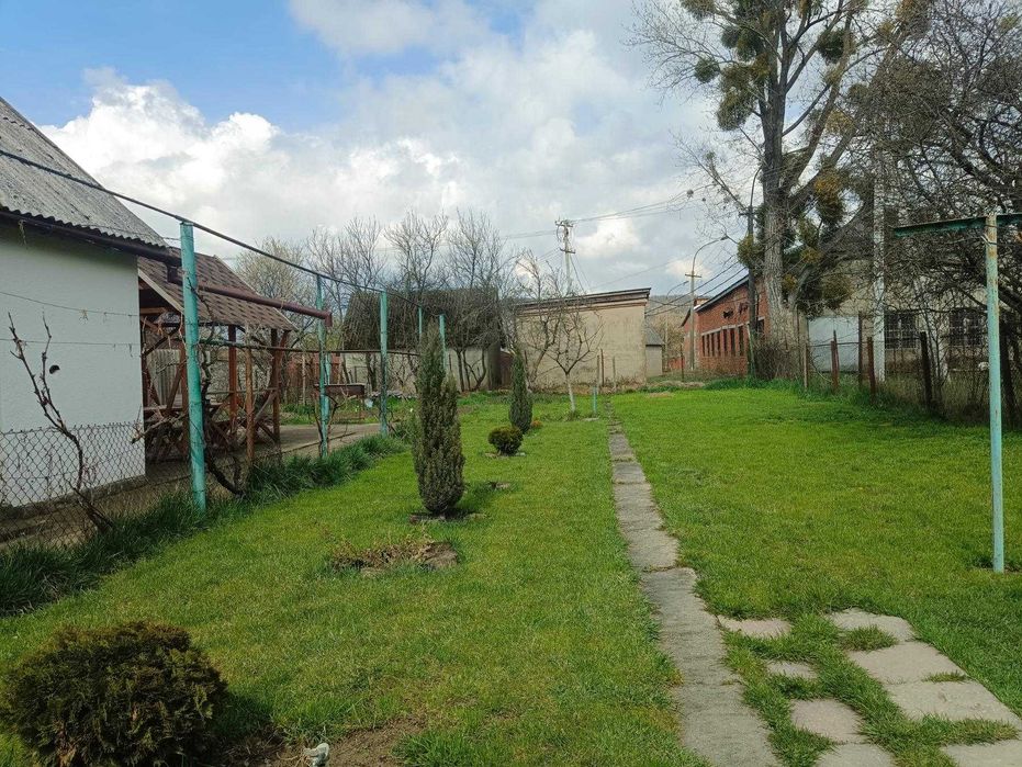 Подобове житло без господарів біля термальних басейнів