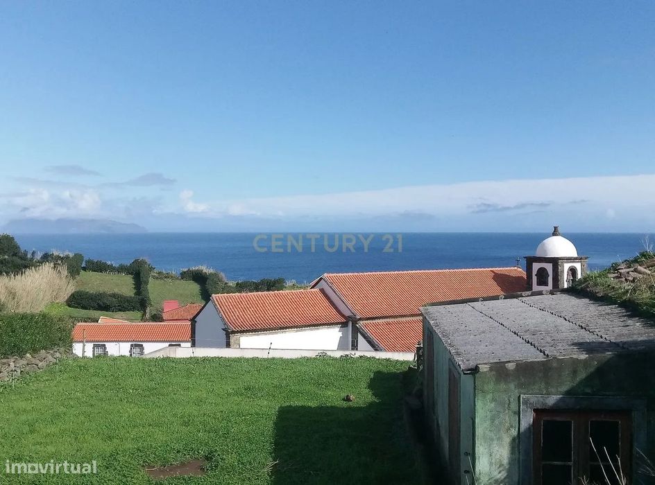 Ruina com Vista Panorâmica para o Mar na Ilha das Flores
