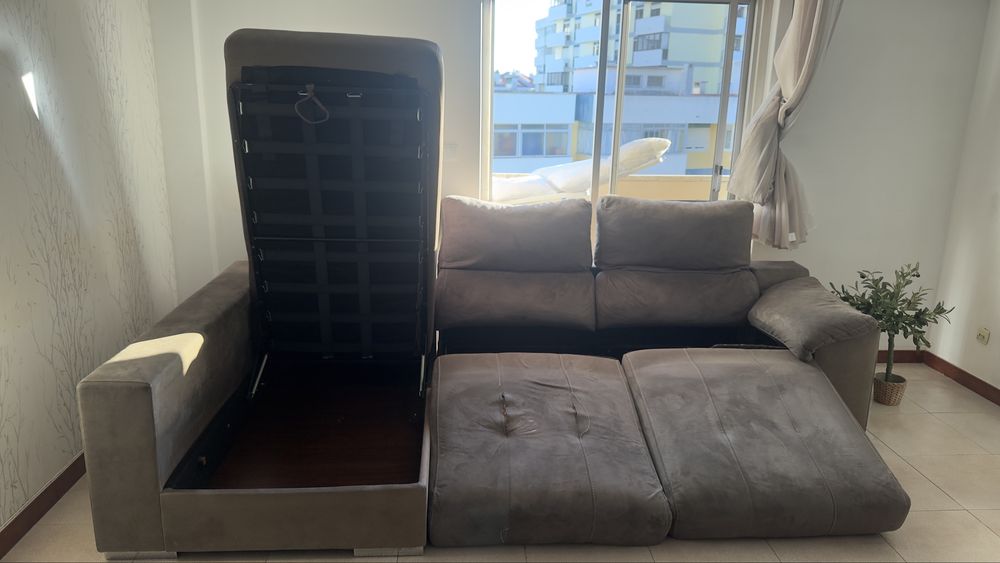Sofá 3 Lugares com Chaise-Longue, Baú, Assentos Deslizantes e 2 Pufes