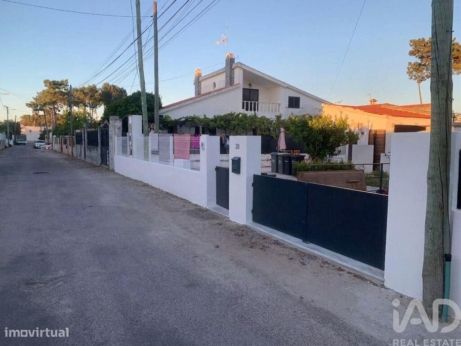 Casa / Villa T1 em Charneca de Caparica e Sobreda