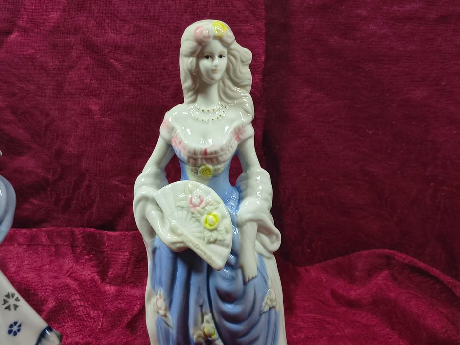 Dwie piękne porcelanowe figurki.