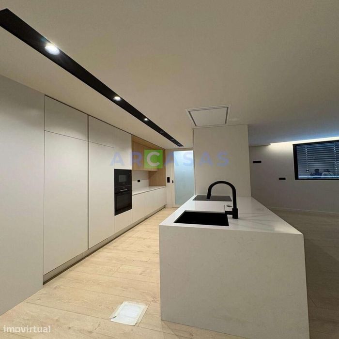 Apartamento T1 com varanda, lugar de garagem e arrumos em São Cosme, G — Gondomar (São Cosme), Valbom E Jovim, Porto