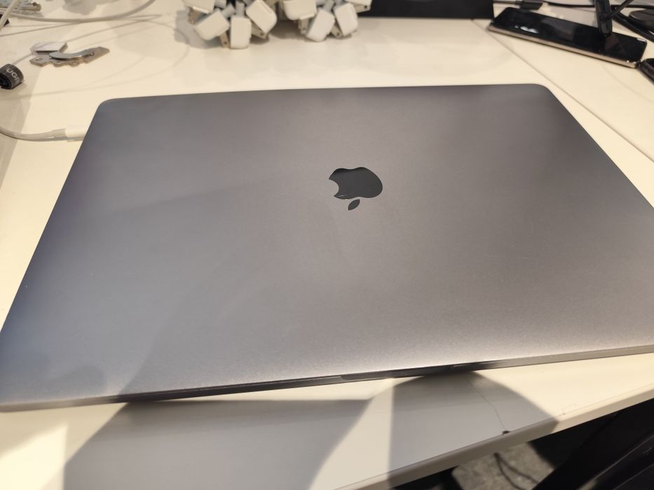 Продам Macbook pro15  i7 16 ram 256.