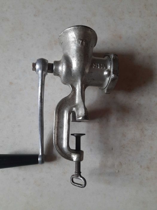 Мясорубка  чугунная