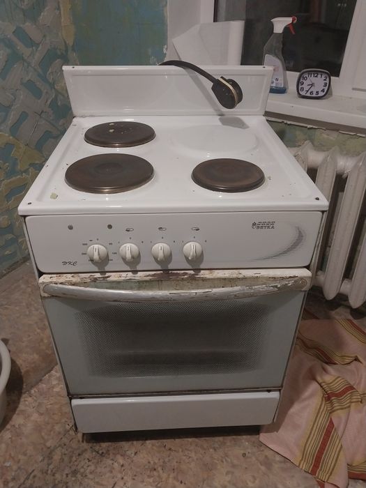 Продам  електричну плиту Нова Вятка