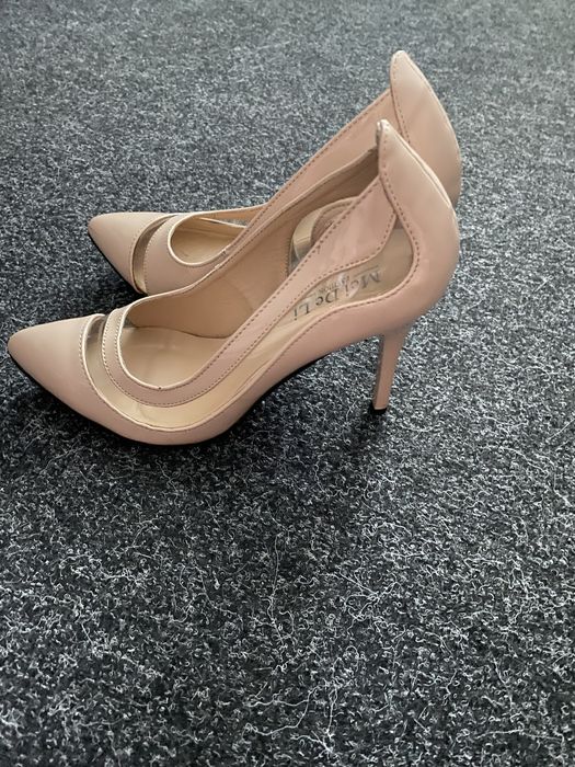 Продам туфлі бежевого кольору