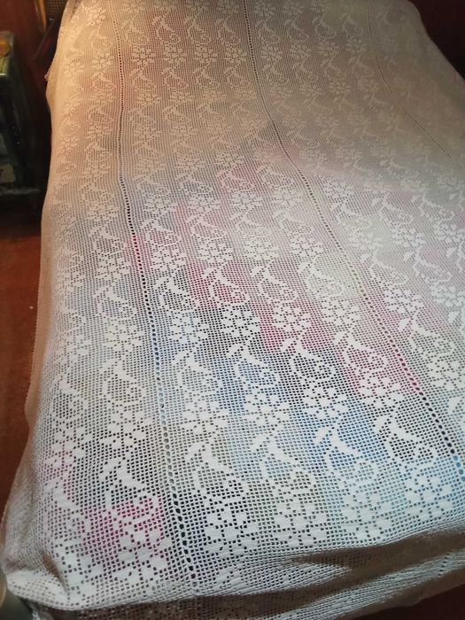 Colcha de crochê filé (também conhecida como renda filé ou crochê rendado