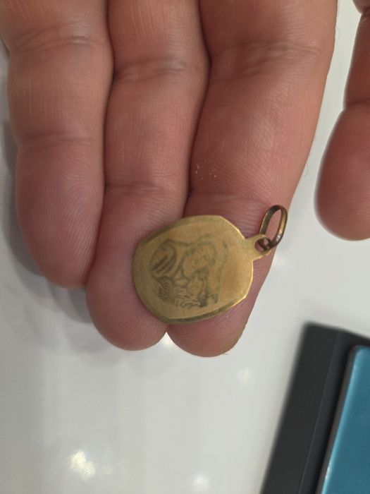 Złoty medalik  Matka Boska