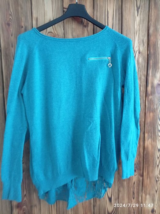 Sweter damski z koronkowymi plecami