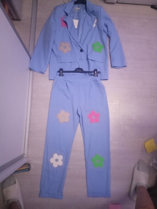 Damski garnitur w kwiaty beyby blue niebieski