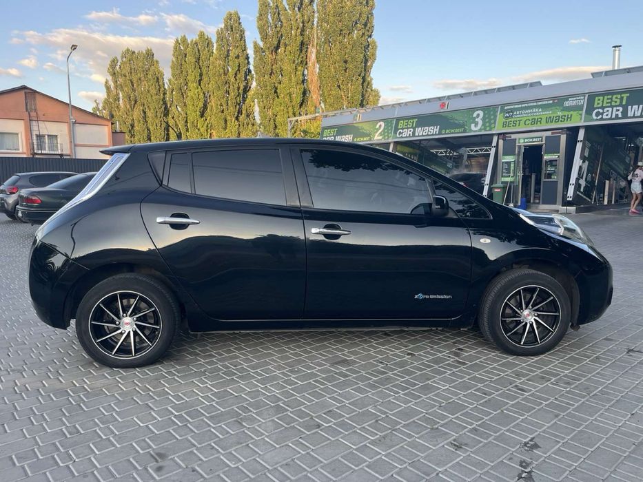 Нісан Ліф 2011 рік