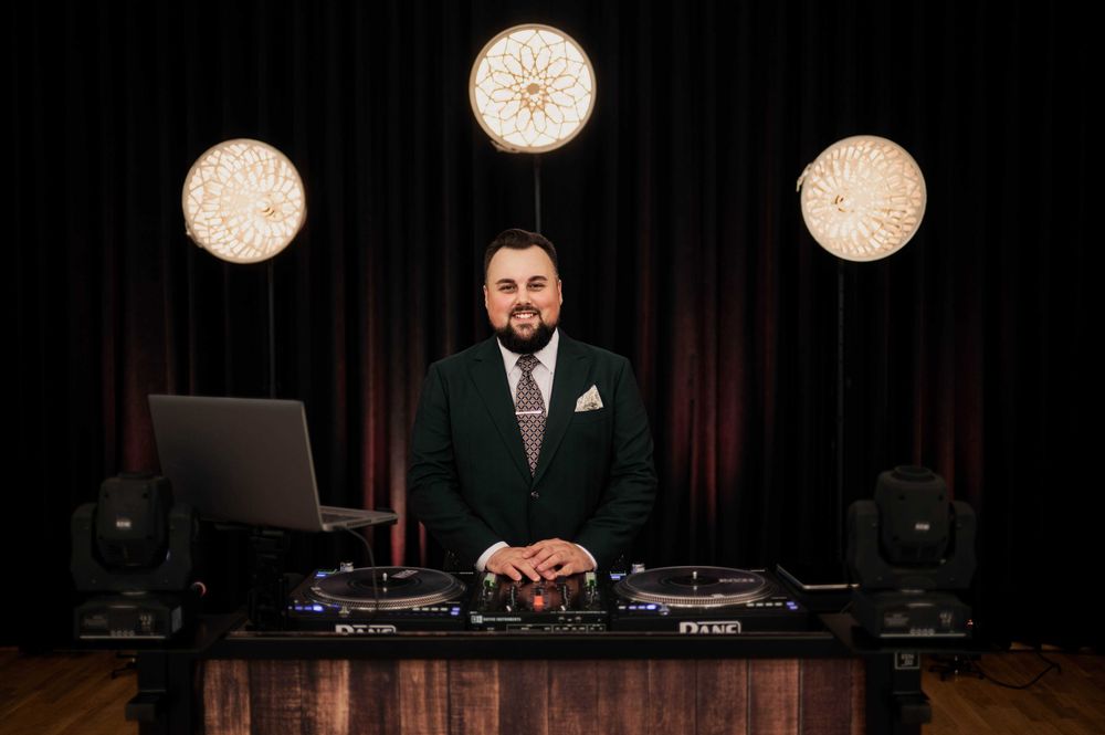 Dj konferansjer wesele w nowoczesnym stylu