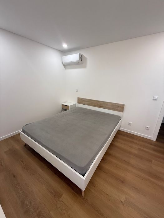 Cama de 160x200 + base de cama + colchão + mesa de cabeceira