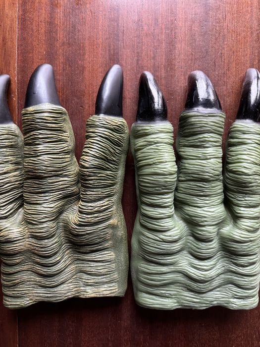 Mãos de dinossauro para festa temática