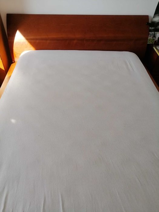 Cama de casal em cerejeira