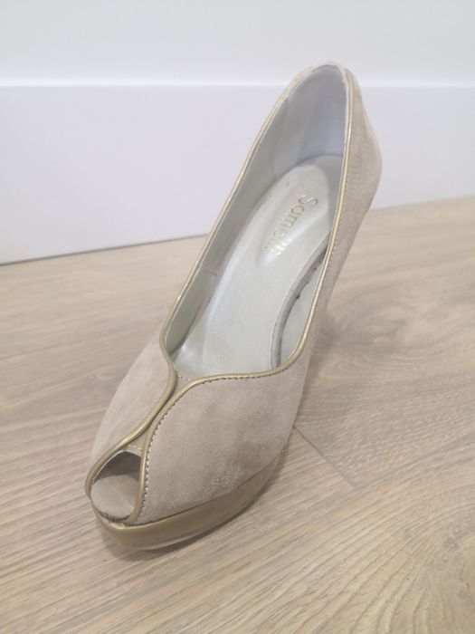 Stilletos de camurça beje com sola rosa da Samelli