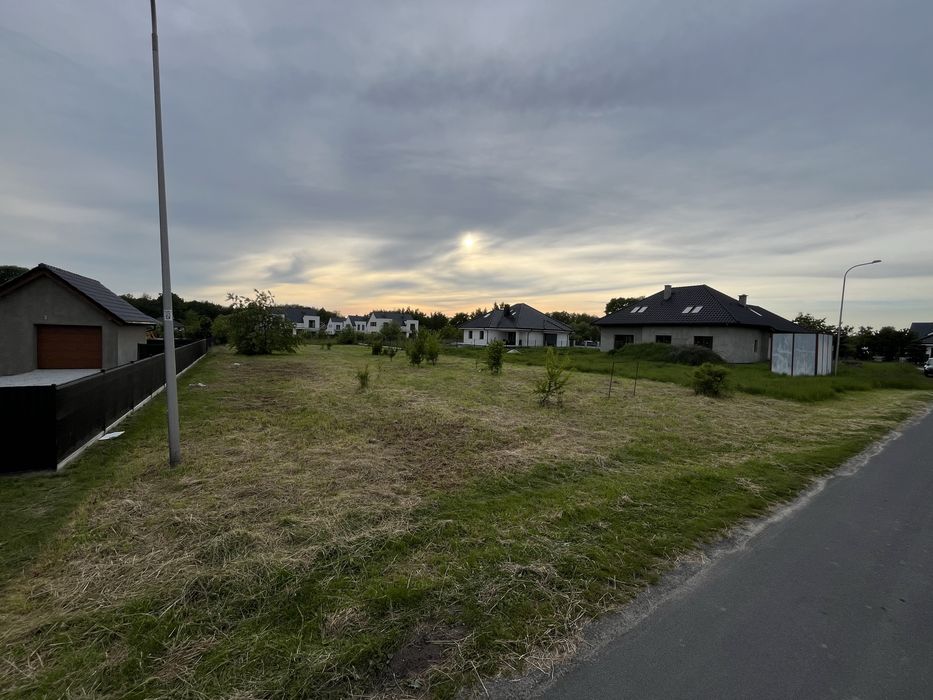 Dzialka budowlana 13,3ar asfalt latarnie MPZP Olesnica Cieśle