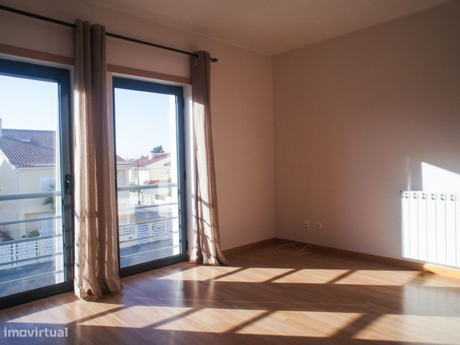 Apartamento T3 Semi-Novo! Com Varanda e Arrecadação individual