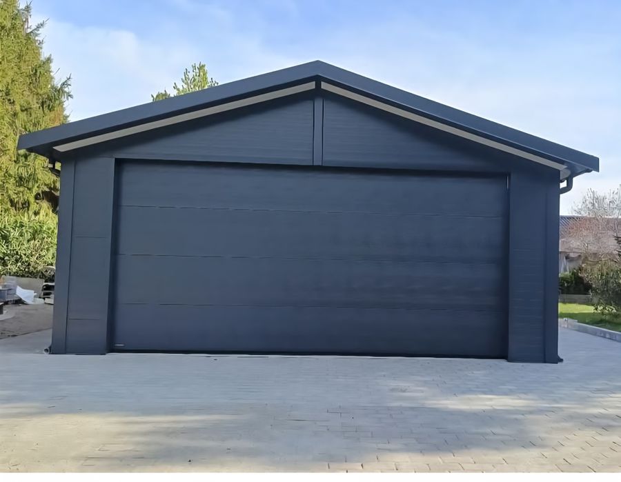 Garaż ocieplany, z płyty warstwowej, nowoczesny.