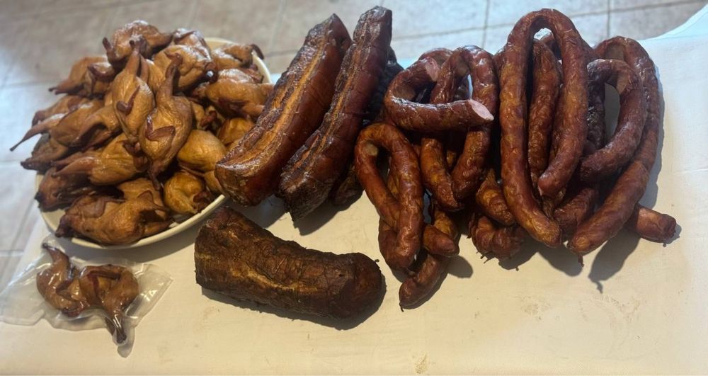 Домашнє копчення, ковбаси, м'ясо на дровах, перепілки, тушенки