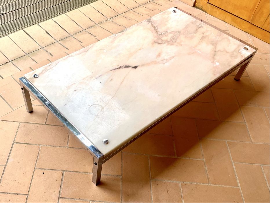 Mesa baixa com tampo de mármore.