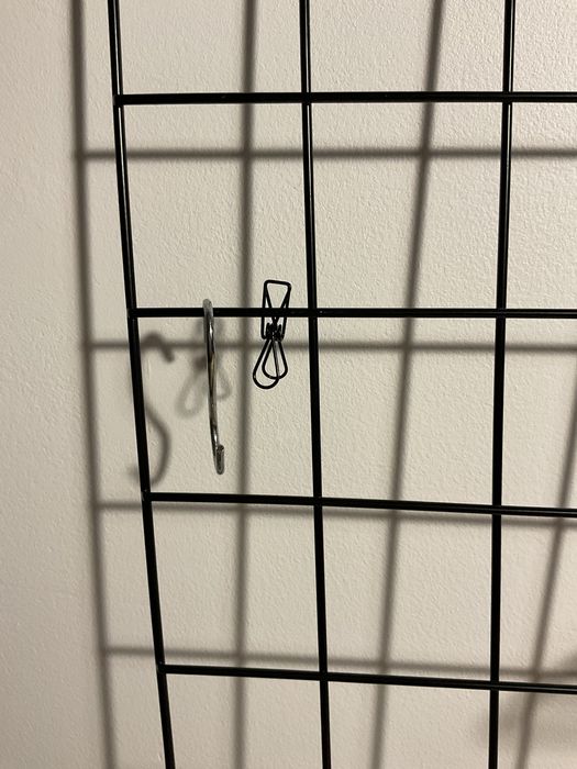 Grelha decorativa para parede Amazon com prateleira e acessórios