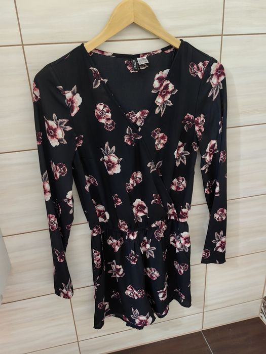 Czarny kombinezon w kwiaty H&M 36 34