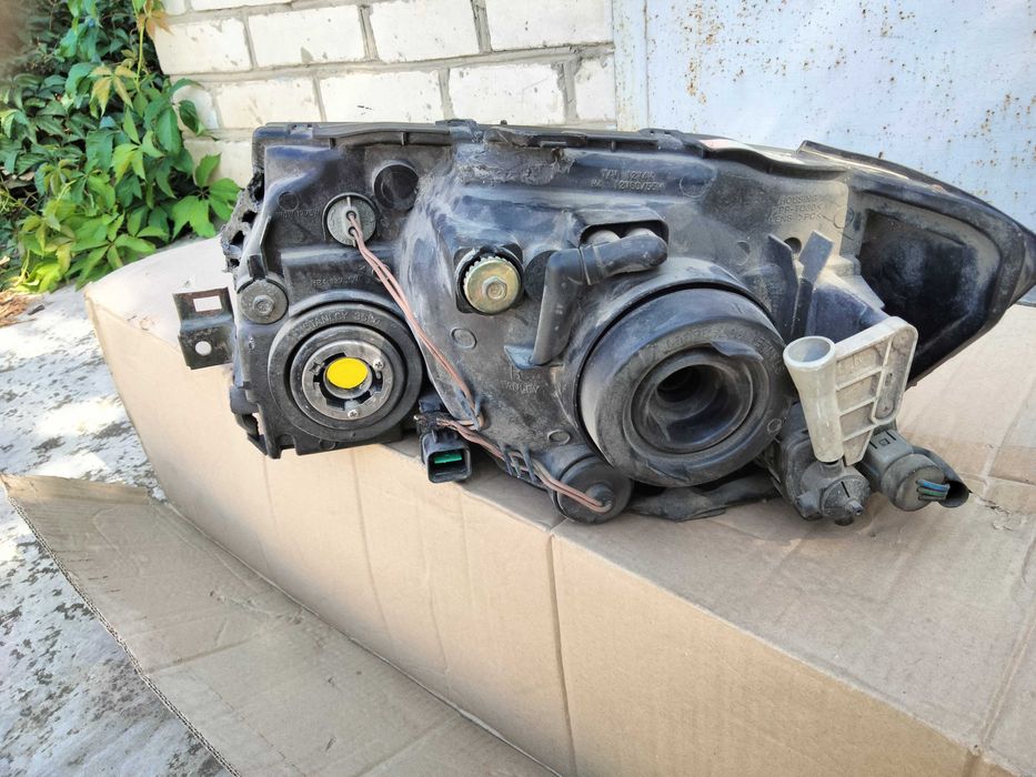 Фара Mitsubishi Space Runner