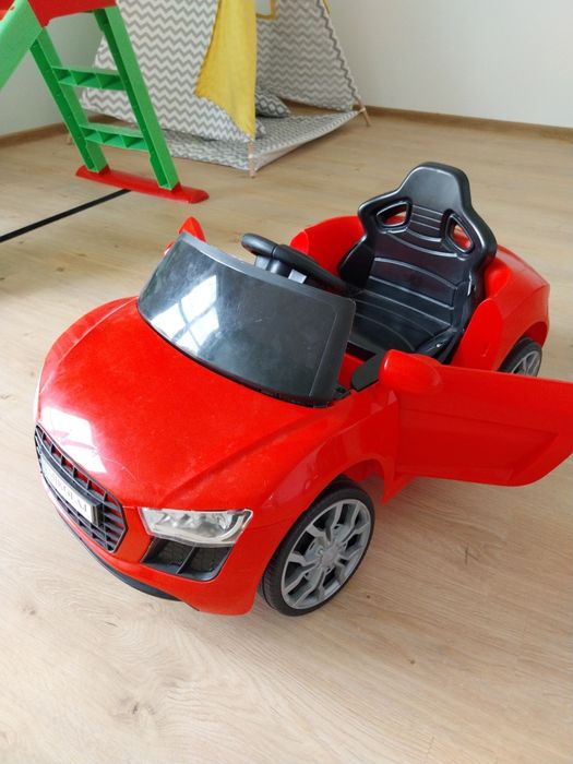 Czerwone auto na akumulator