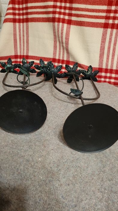 Dwa metalowe świeczniki wys.45 cm.