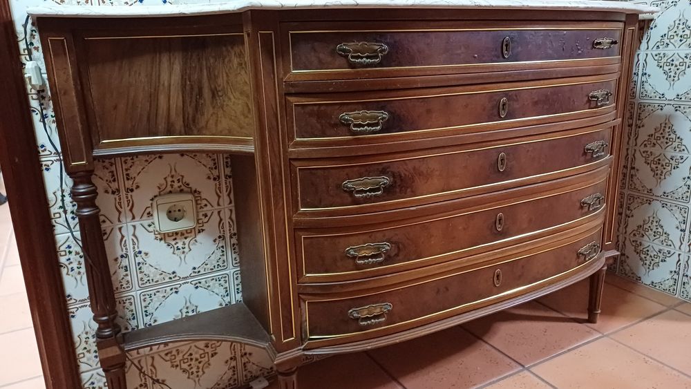 Móvel antigo com base de pedra com dourados e folheado a nogueira