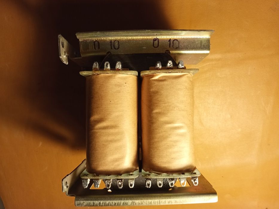 Приборы для повышения или понижения напряжения.