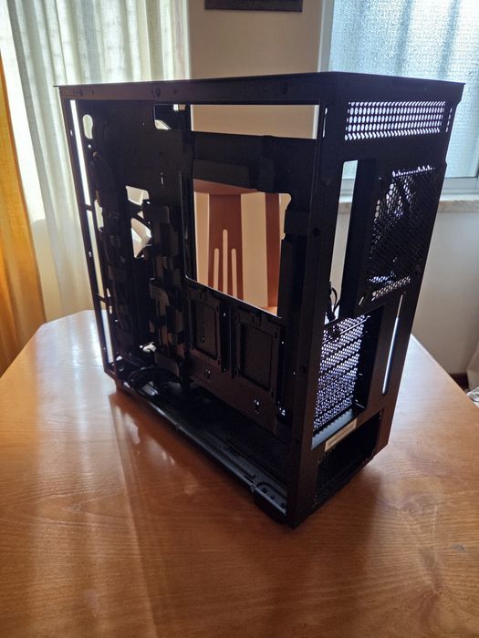 Caixa ATX marca NZXT mod. H7 Flow RGB preta vidro temperado