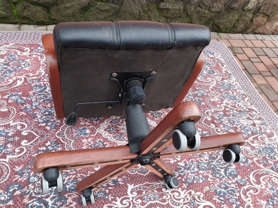 Продам крісло шкіряне