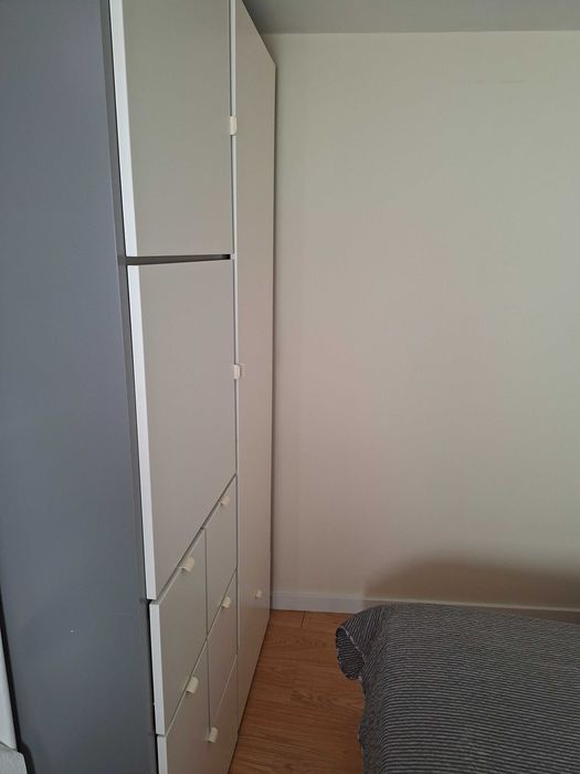 Roupeiro Ikea VISTHUS - descontinuado em Portugal. Branco e cinza. 216x122x59
