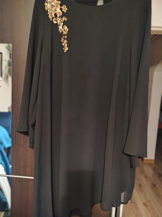 Czarna tunika ze złotym motywem