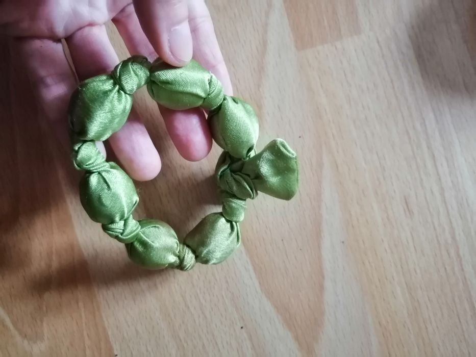 Zielona satynowa wiązana bransoletka
