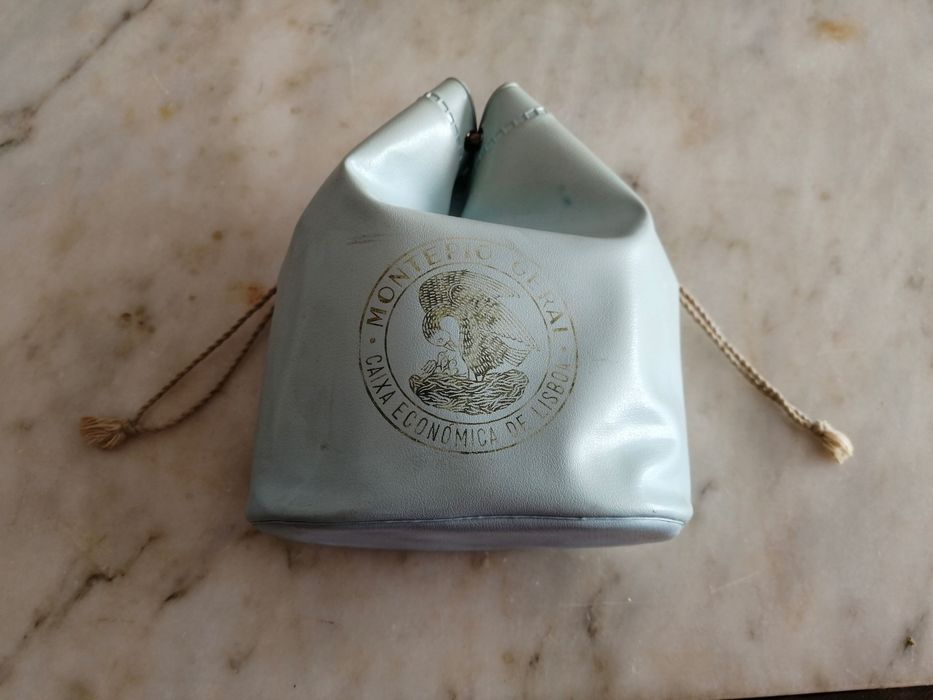 antigo mealheiro em aço