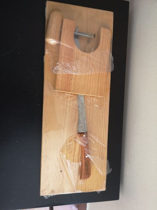 Tábua de madeira para cortar presunto com faca novo