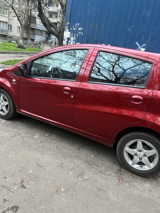 Продам маленькую красненькую машинку