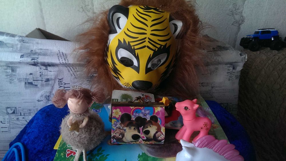 Большой игровой лот игрушек, заколки, браслеты, обручи и другое..