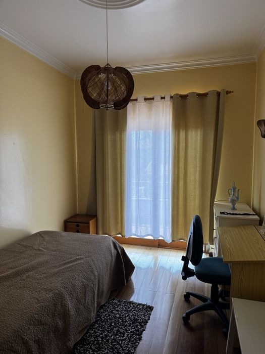 Arrendo quarto em moradia no Bairro do Rosário em Cascais.