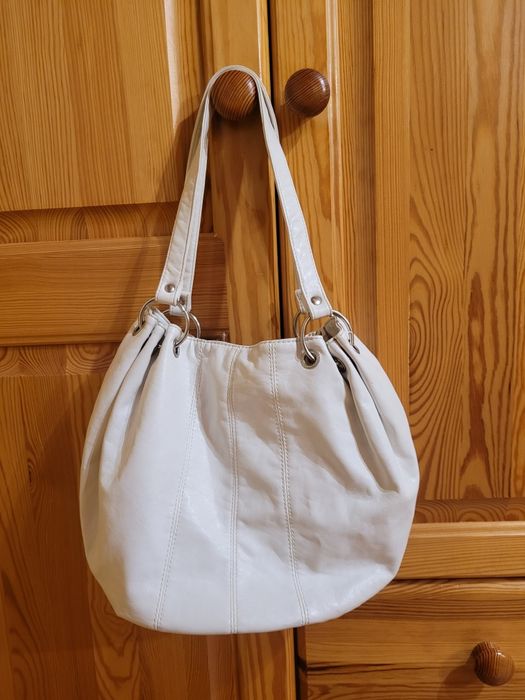 Biała torebka do ręki.