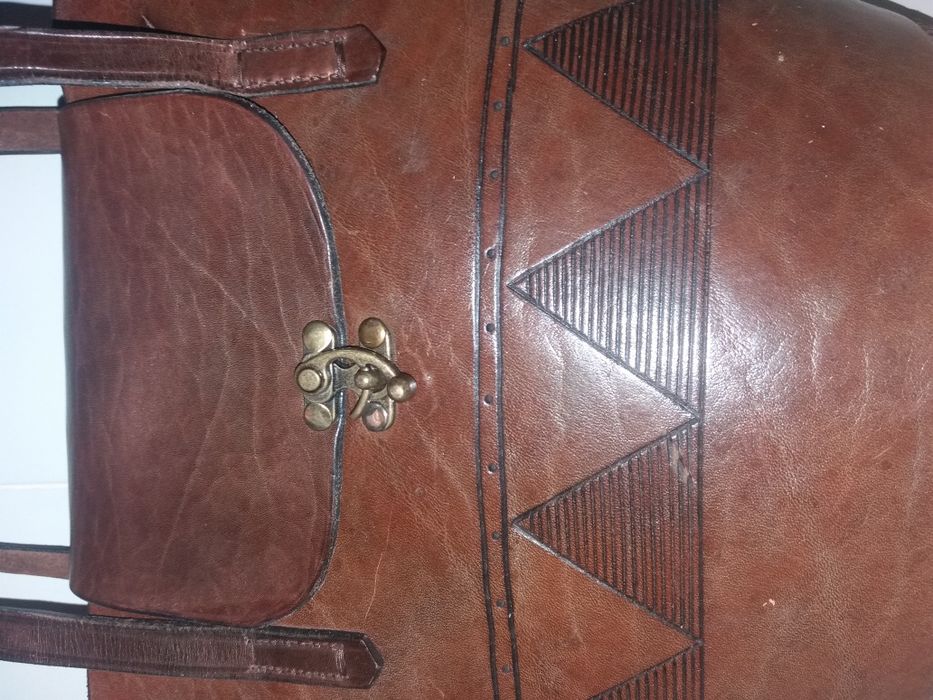 Mala em pele gravada artesanal