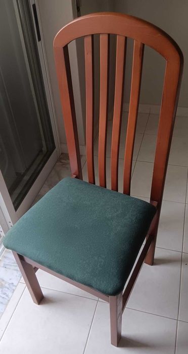 2 Cadeiras forradas em veludo