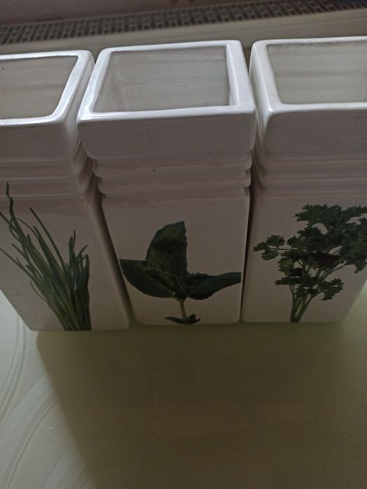 Zestaw trzech pojemników na przyprawy zielone